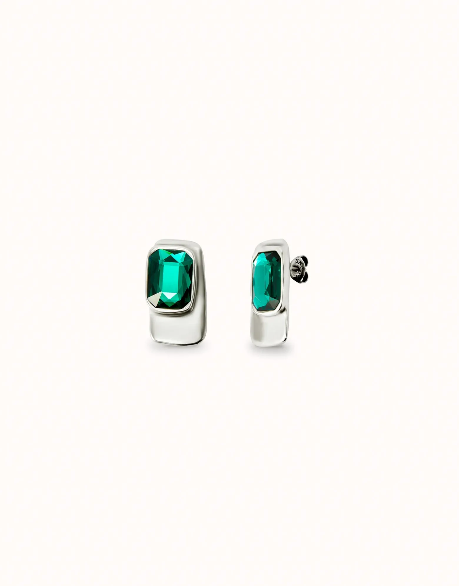 Pendientes con forma rectangular bañados en plata de ley con cristal verde