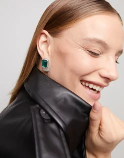 Pendientes con forma rectangular bañados en plata de ley con cristal verde