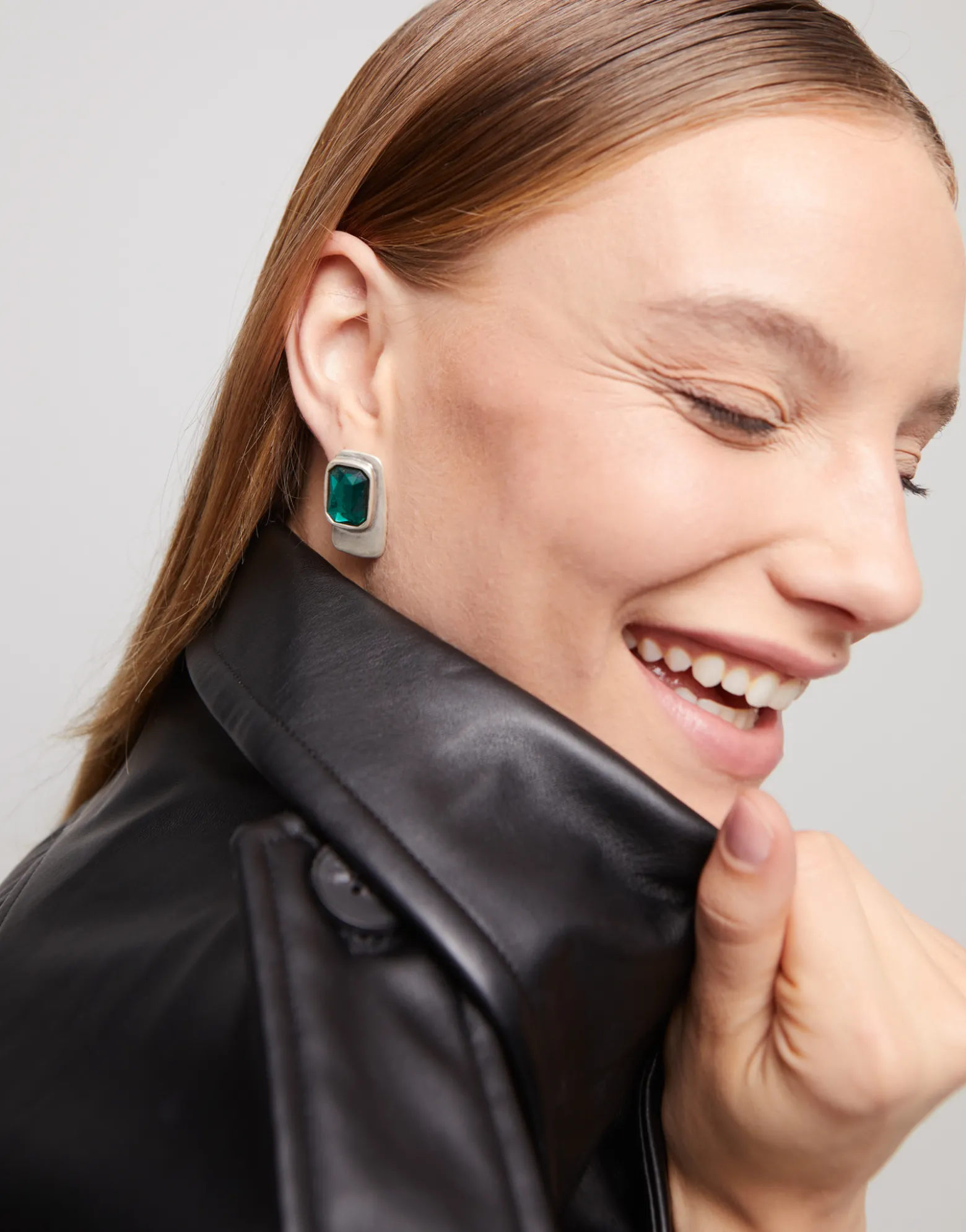 Pendientes con forma rectangular bañados en plata de ley con cristal verde