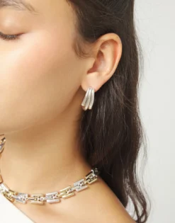 Pendientes con formas orgánicas alargadas bañados en plata de ley