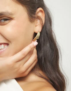 Pendientes con formas orgánicas alargadas bañados en oro 18k