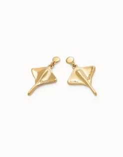 Pendientes cortos con baño en oro de 18K y forma de mantarraya