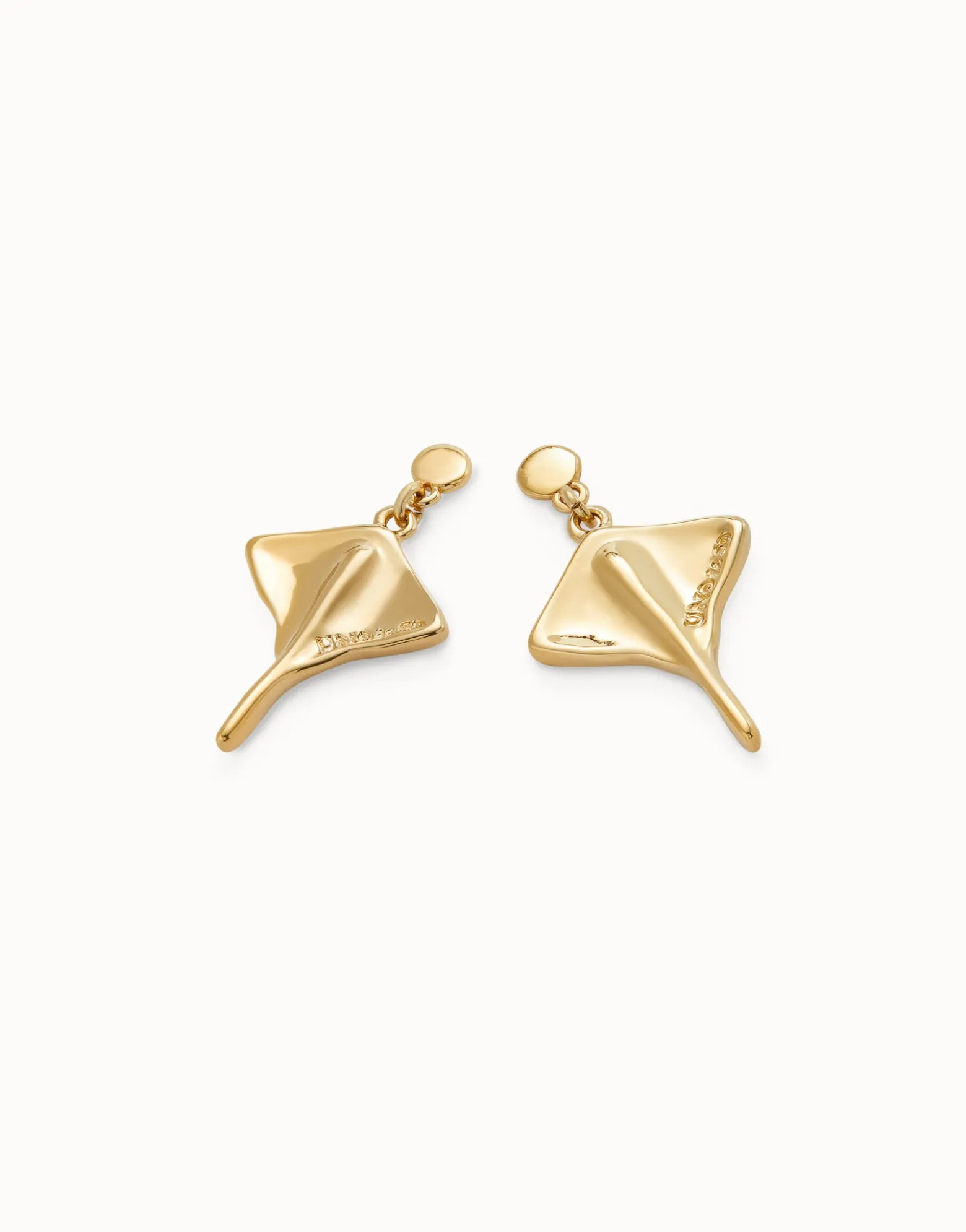 Pendientes cortos con baño en oro de 18K y forma de mantarraya