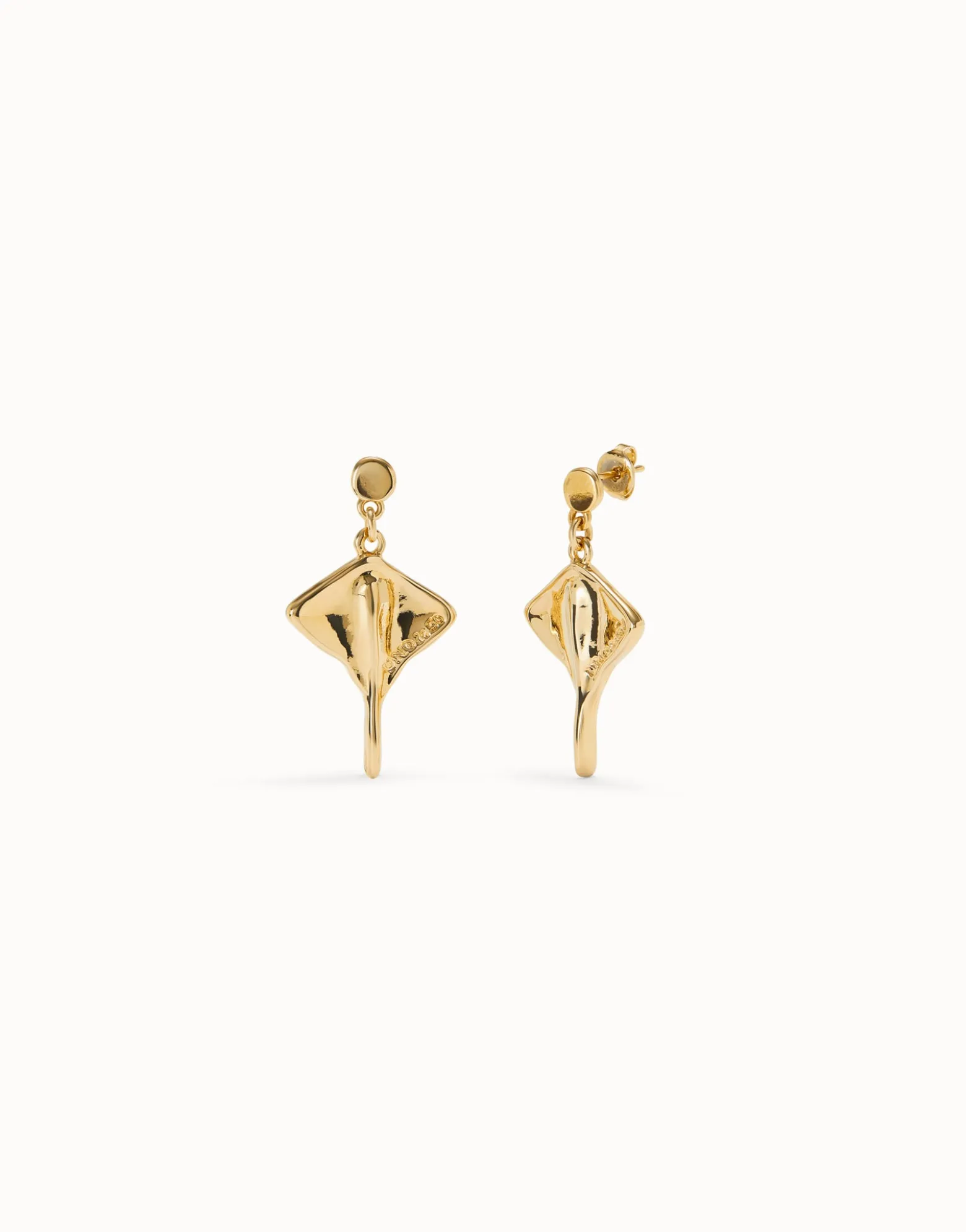 Pendientes cortos con baño en oro de 18K y forma de mantarraya