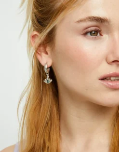 Pendientes de aro bañados en plata de ley con forma ojo y cristal facetado verde