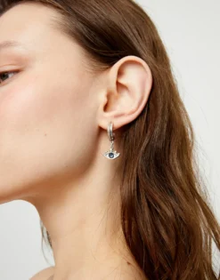 Pendientes de aro bañados en plata de ley con forma ojo y cristal facetado azul