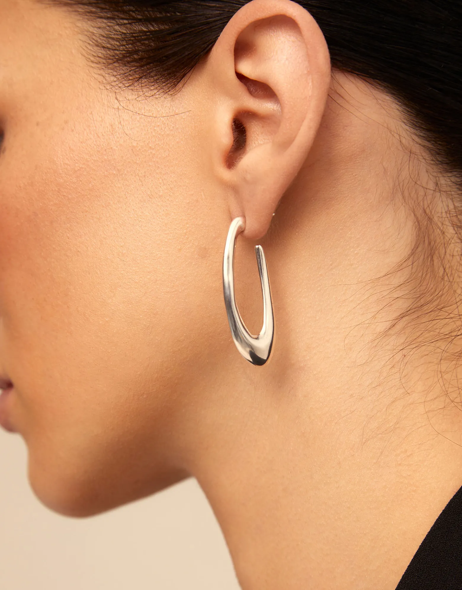 Pendientes de aro oval bañados en plata de ley