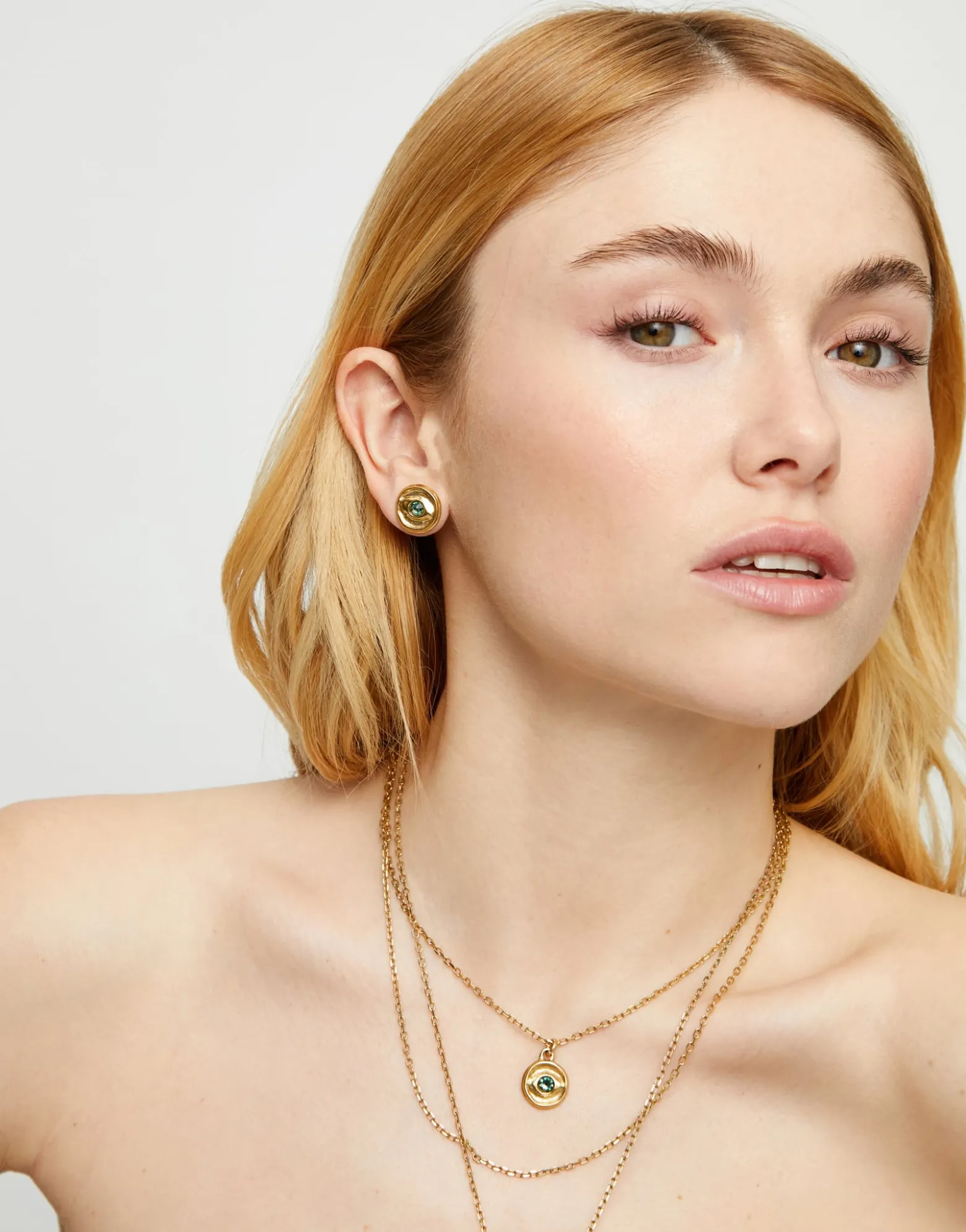 Pendientes de botón bañados en oro 18k con cristal facetado verde