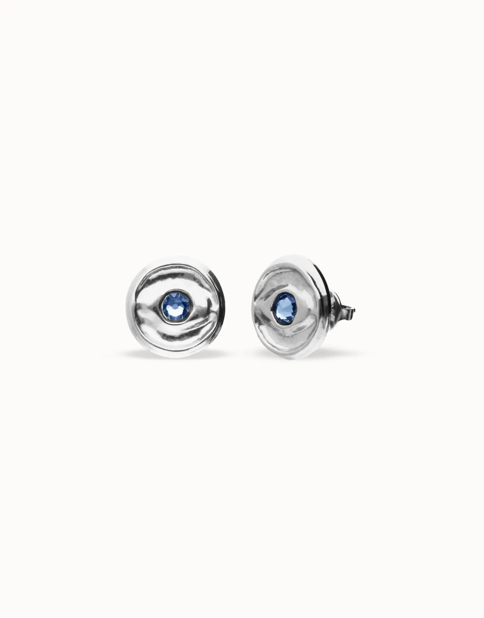 Pendientes de botón bañados en plata con cristal facetado azul