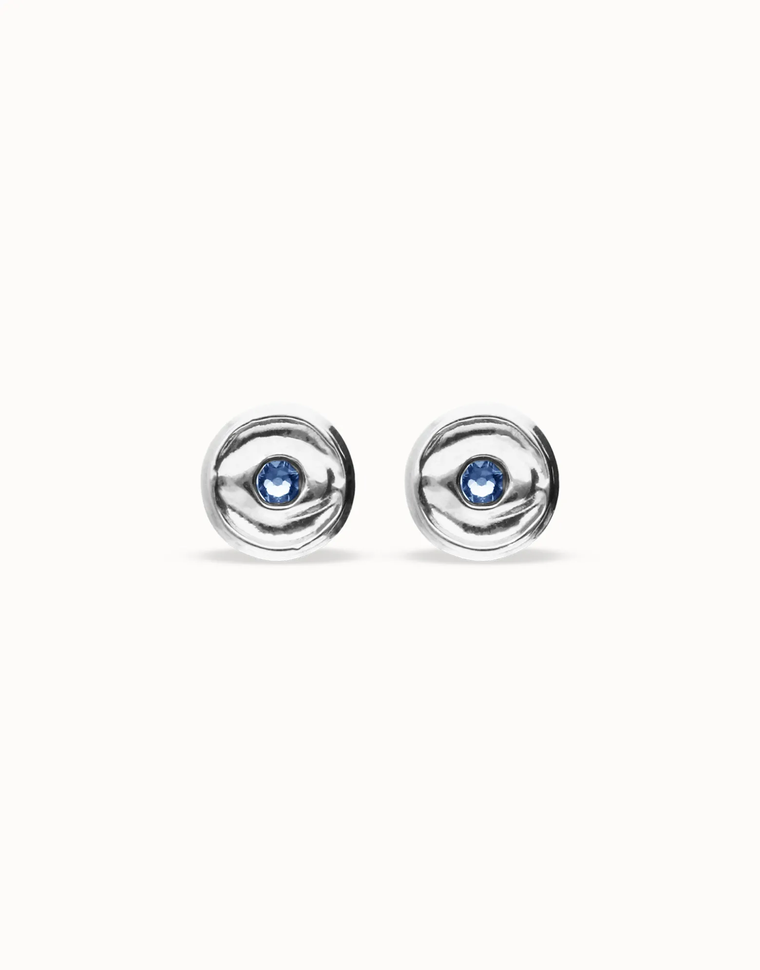 Pendientes de botón bañados en plata con cristal facetado azul