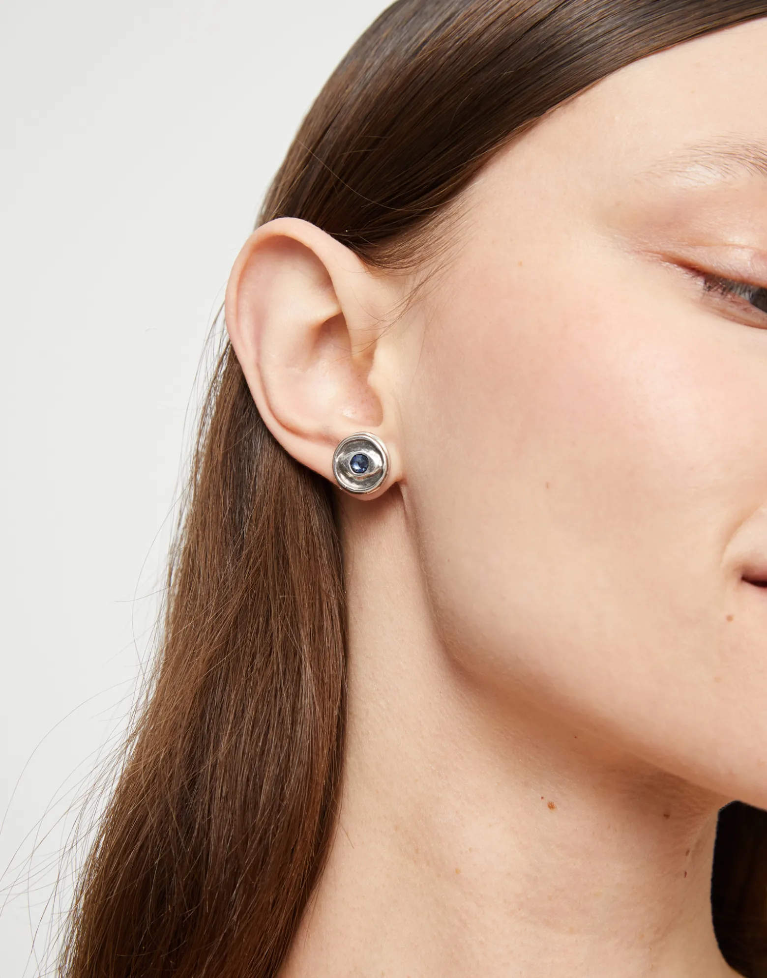 Pendientes de botón bañados en plata con cristal facetado azul