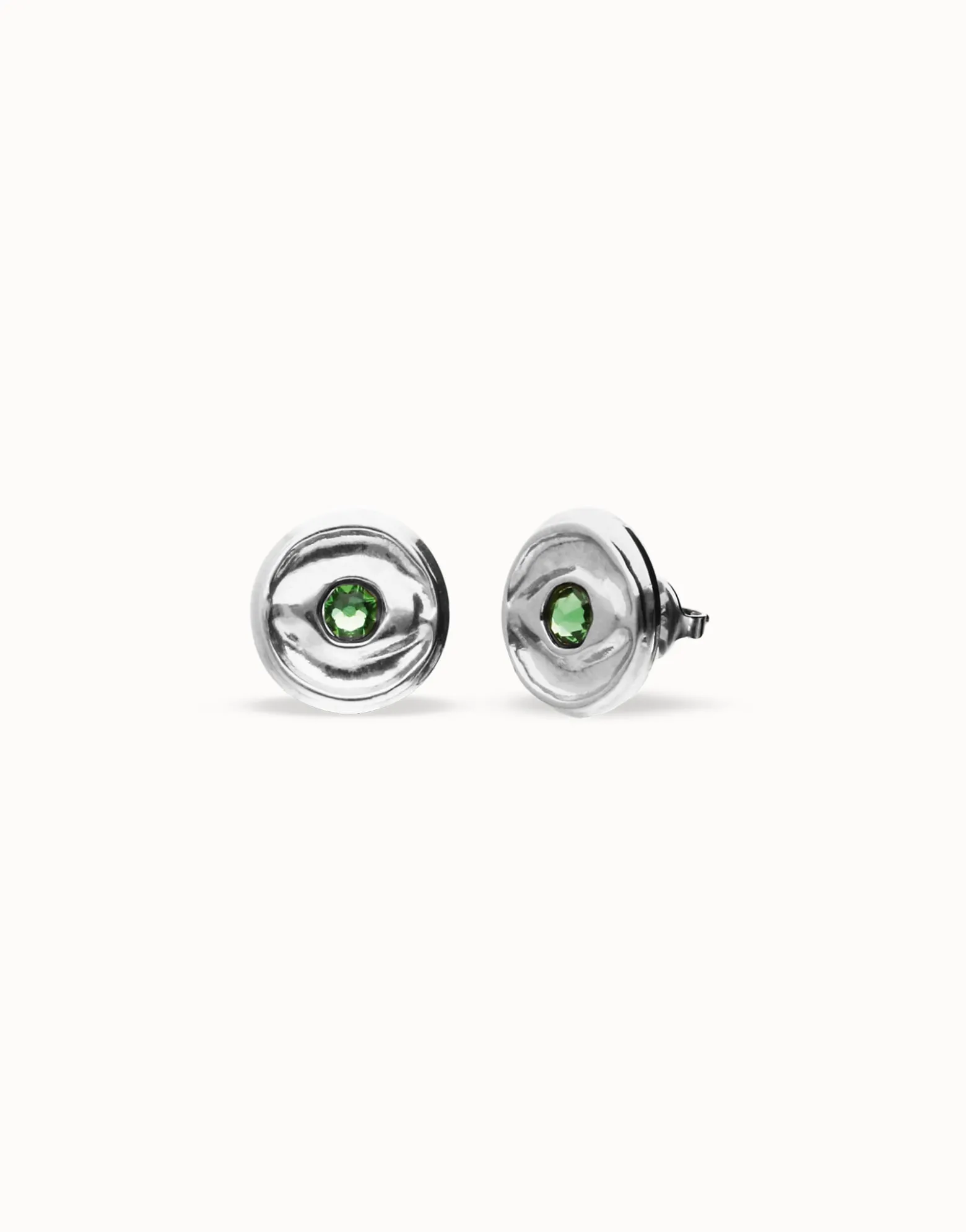 Pendientes de botón bañados en plata con cristal facetado verde