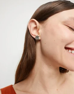 Pendientes de botón bañados en plata con cristal facetado verde