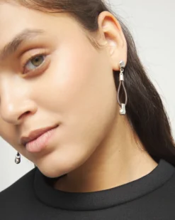 Pendientes de cuero largo con detalle de esfera bañado en plata de ley