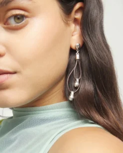 Pendientes de cuero largo doble con detalle de esfera bañada en plata de ley