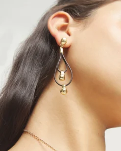 Pendientes de cuero largo doble con detalle de esfera bañado en oro 18k