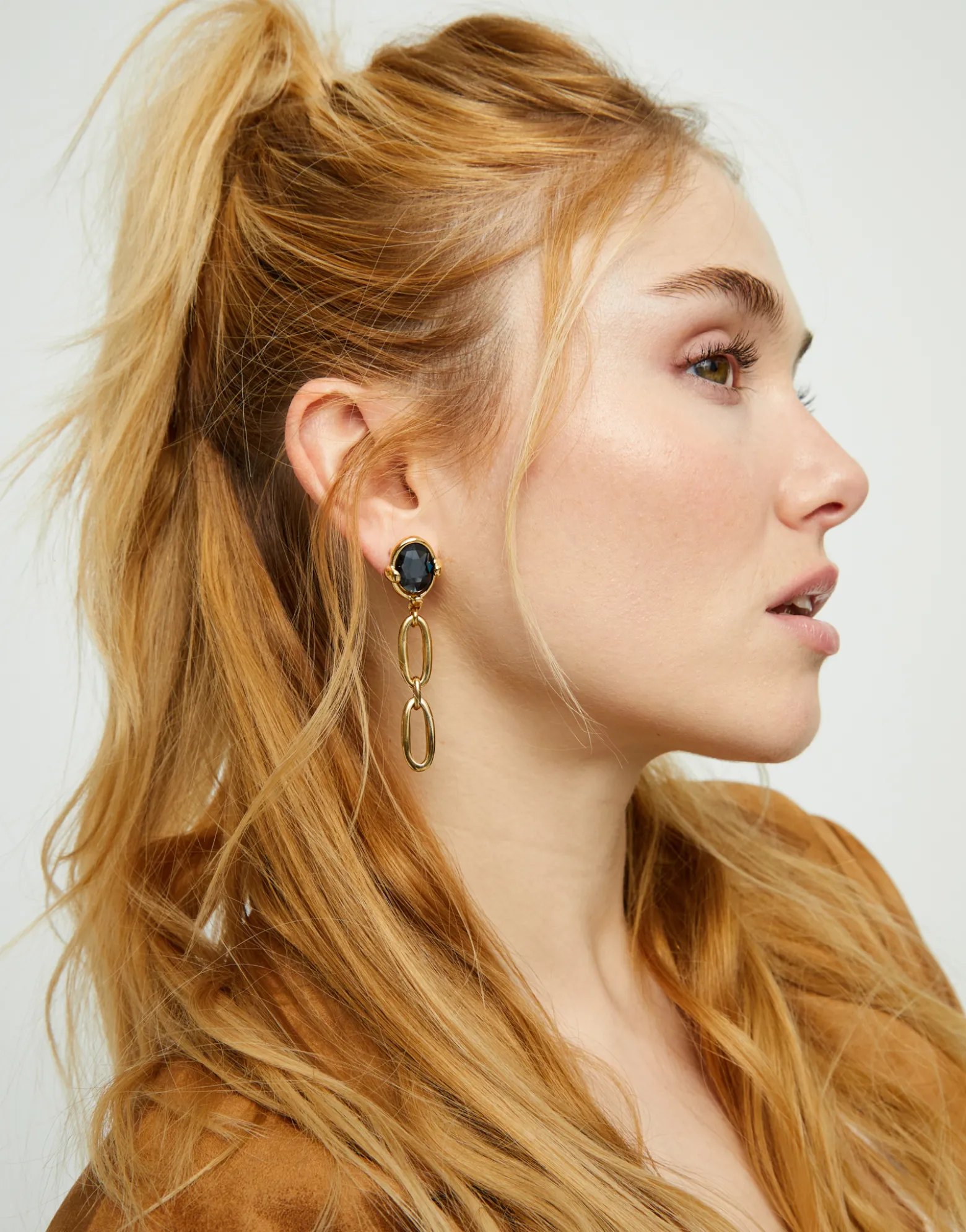 Pendientes largos bañados en oro 18k con cristal facetado negro y eslabones