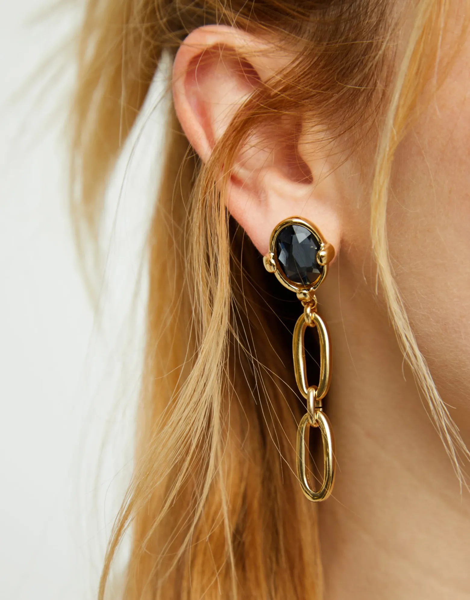 Pendientes largos bañados en oro 18k con cristal facetado negro y eslabones