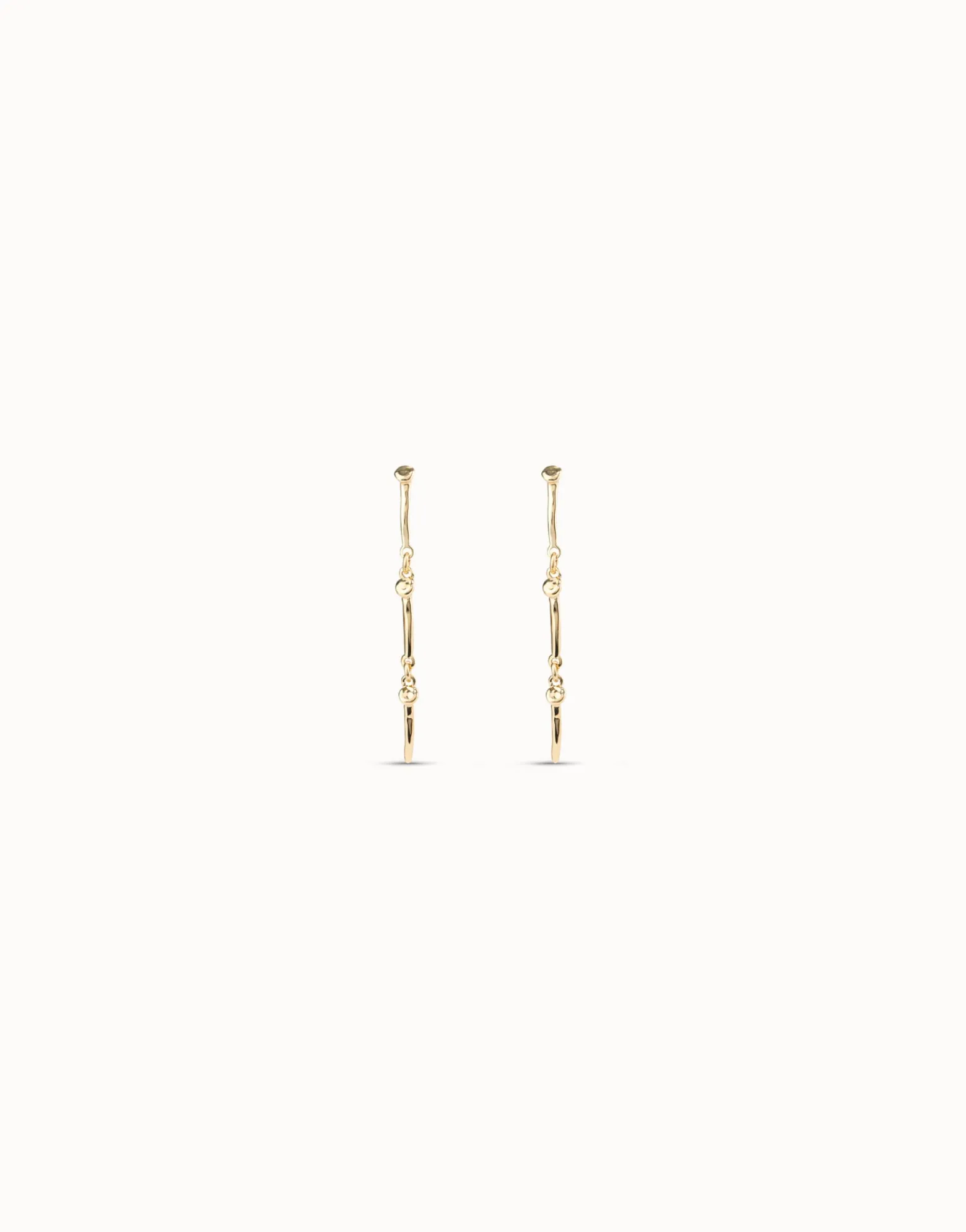 Pendientes largos bañados en oro de 18k con el icónico clavo de UNOde50