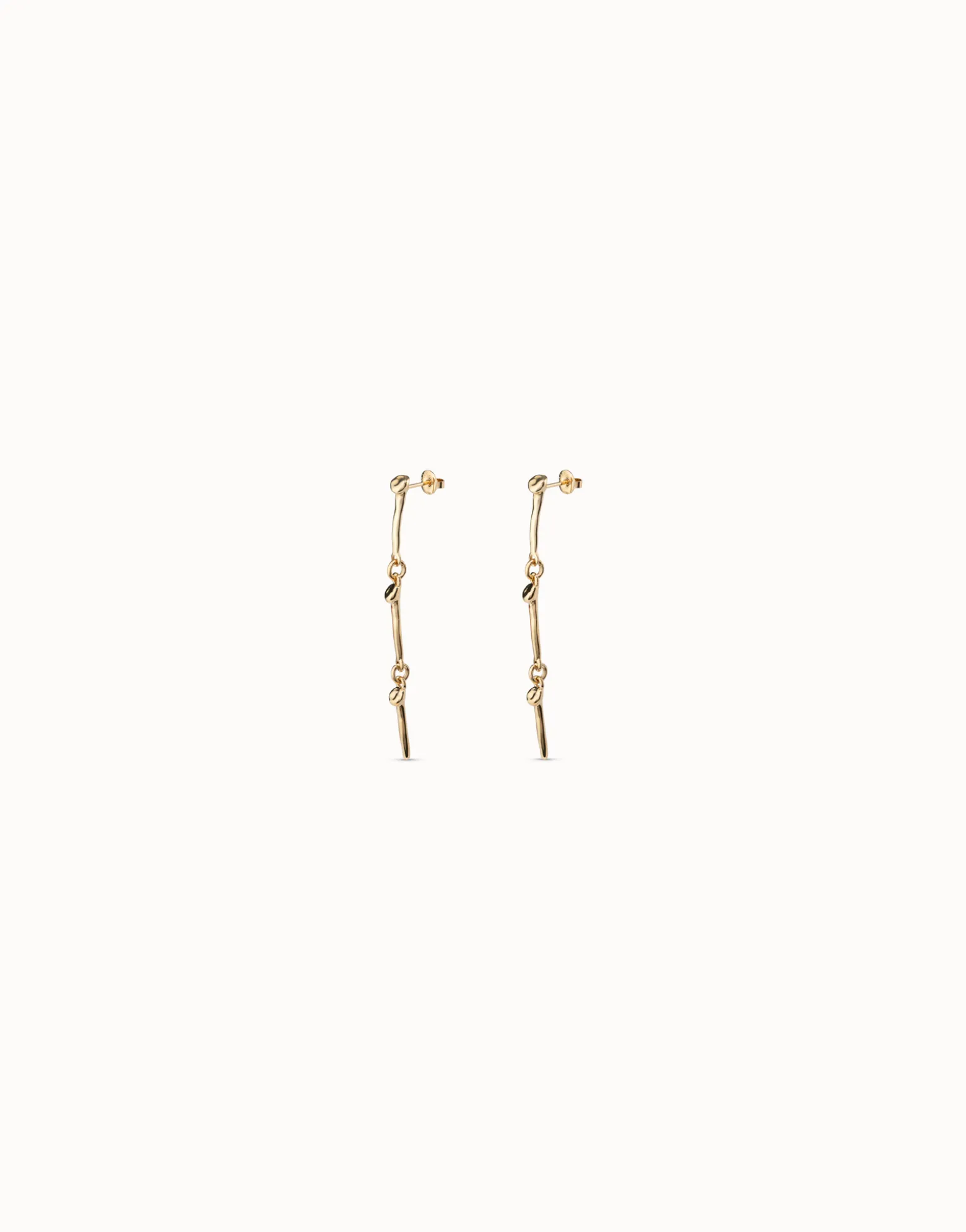 Pendientes largos bañados en oro de 18k con el icónico clavo de UNOde50