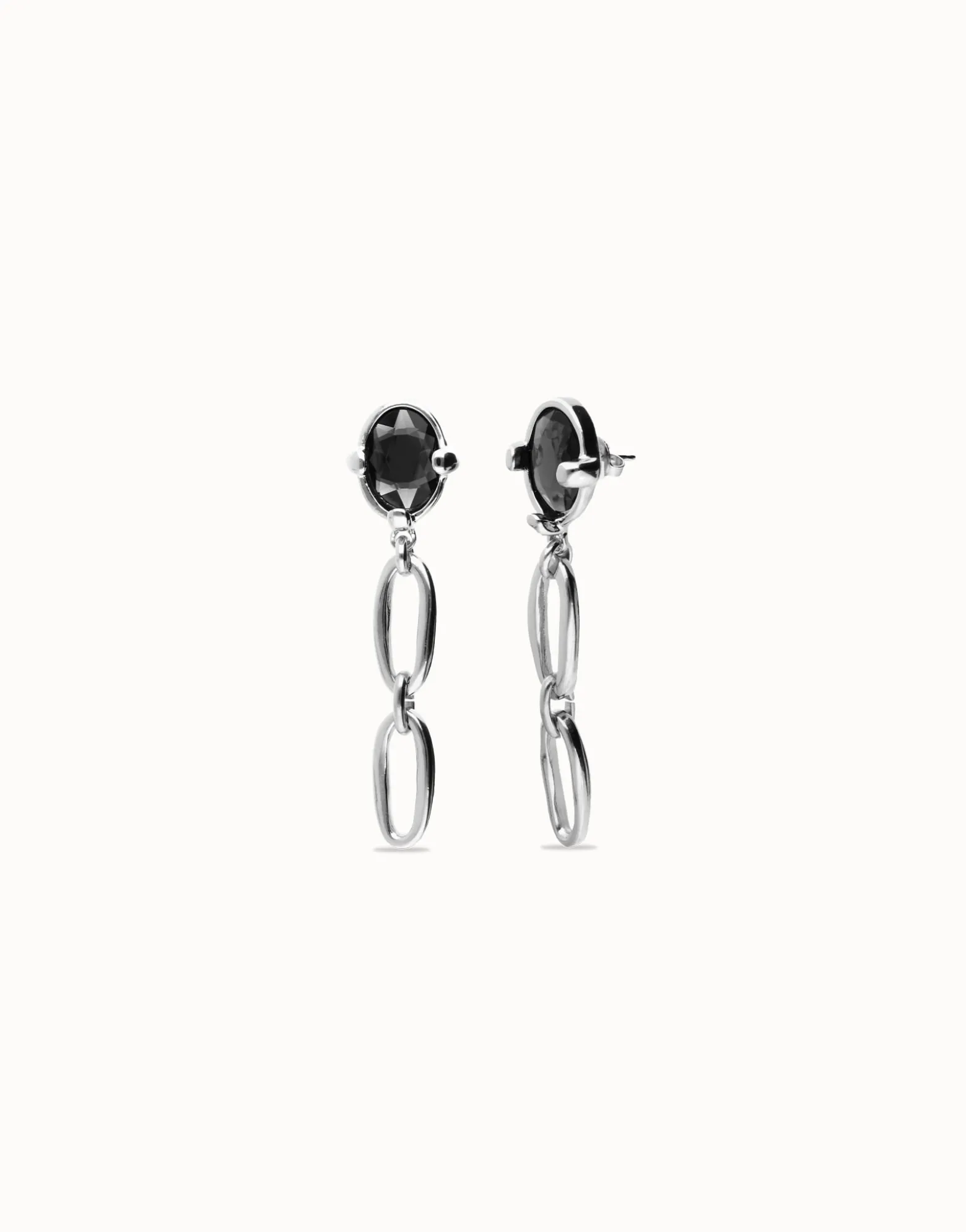 Pendientes largos bañados en plata con cristal facetado negro y eslabones