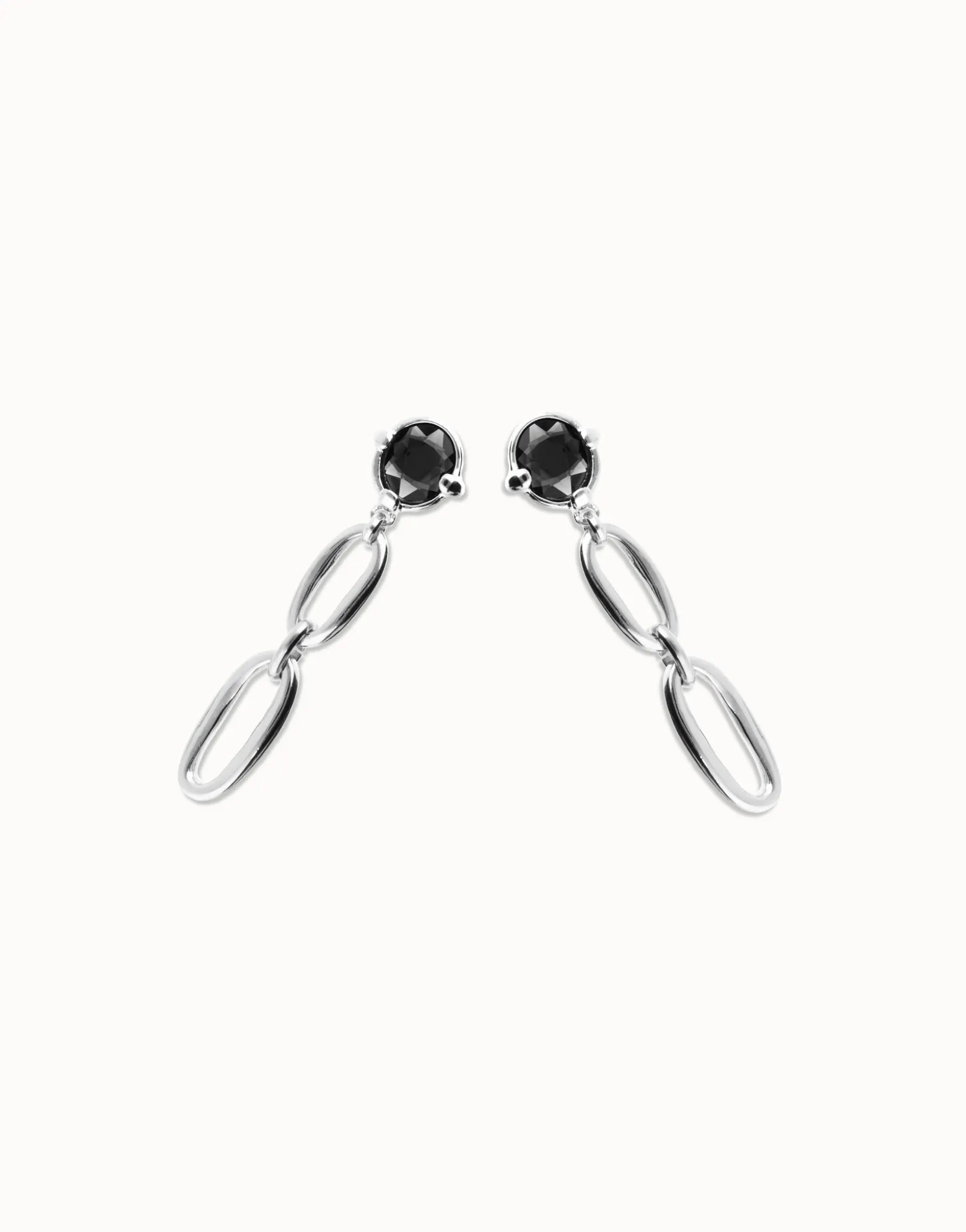 Pendientes largos bañados en plata con cristal facetado negro y eslabones