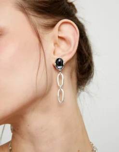 Pendientes largos bañados en plata con cristal facetado negro y eslabones