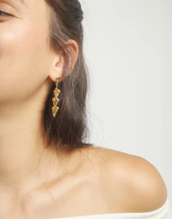 Pendientes largos con corazones encadenados bañados en oro 18k