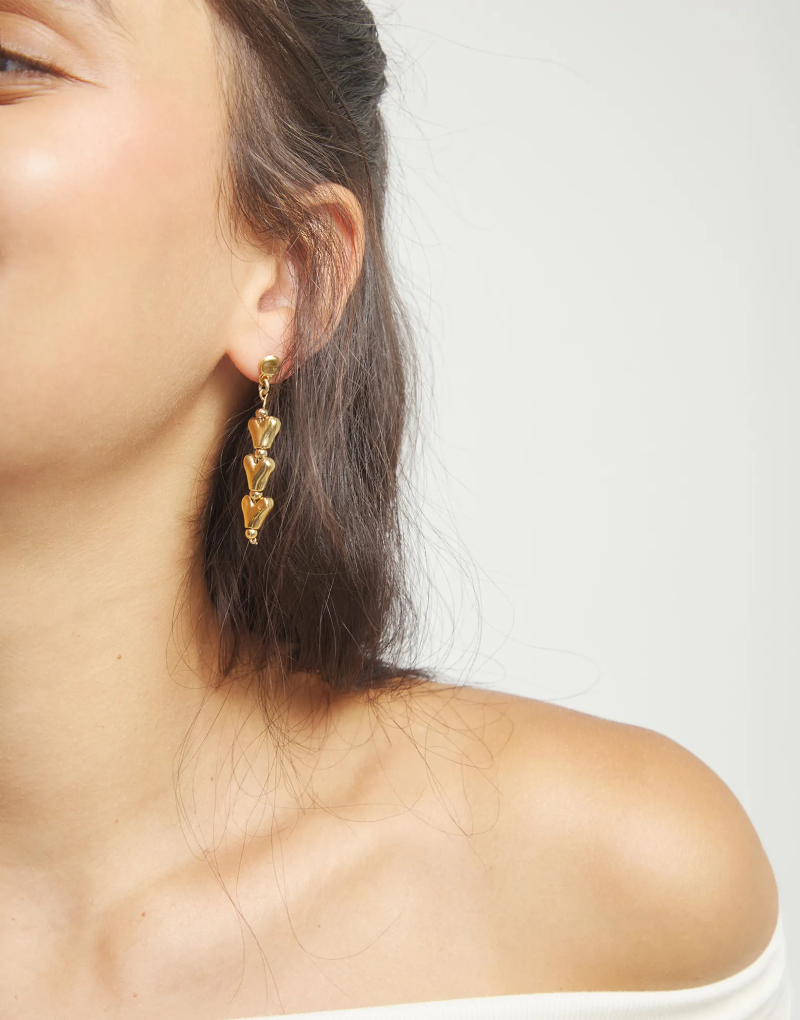 Pendientes largos con corazones encadenados bañados en oro 18k