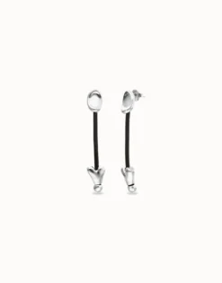 Pendientes largos con cuero y corazones bañados en plata de ley