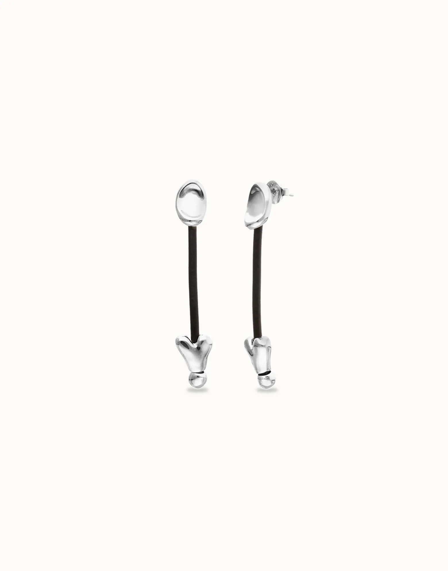 Pendientes largos con cuero y corazones bañados en plata de ley