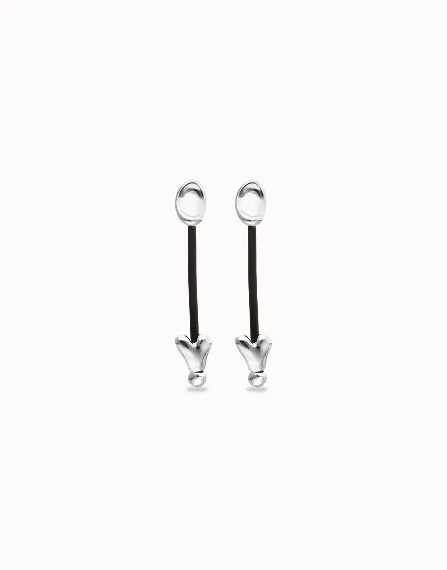 Pendientes largos con cuero y corazones bañados en plata de ley