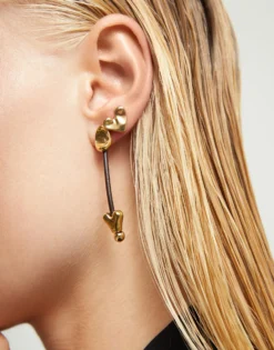 Pendientes largos con cuero y corazones bañados en oro 18k