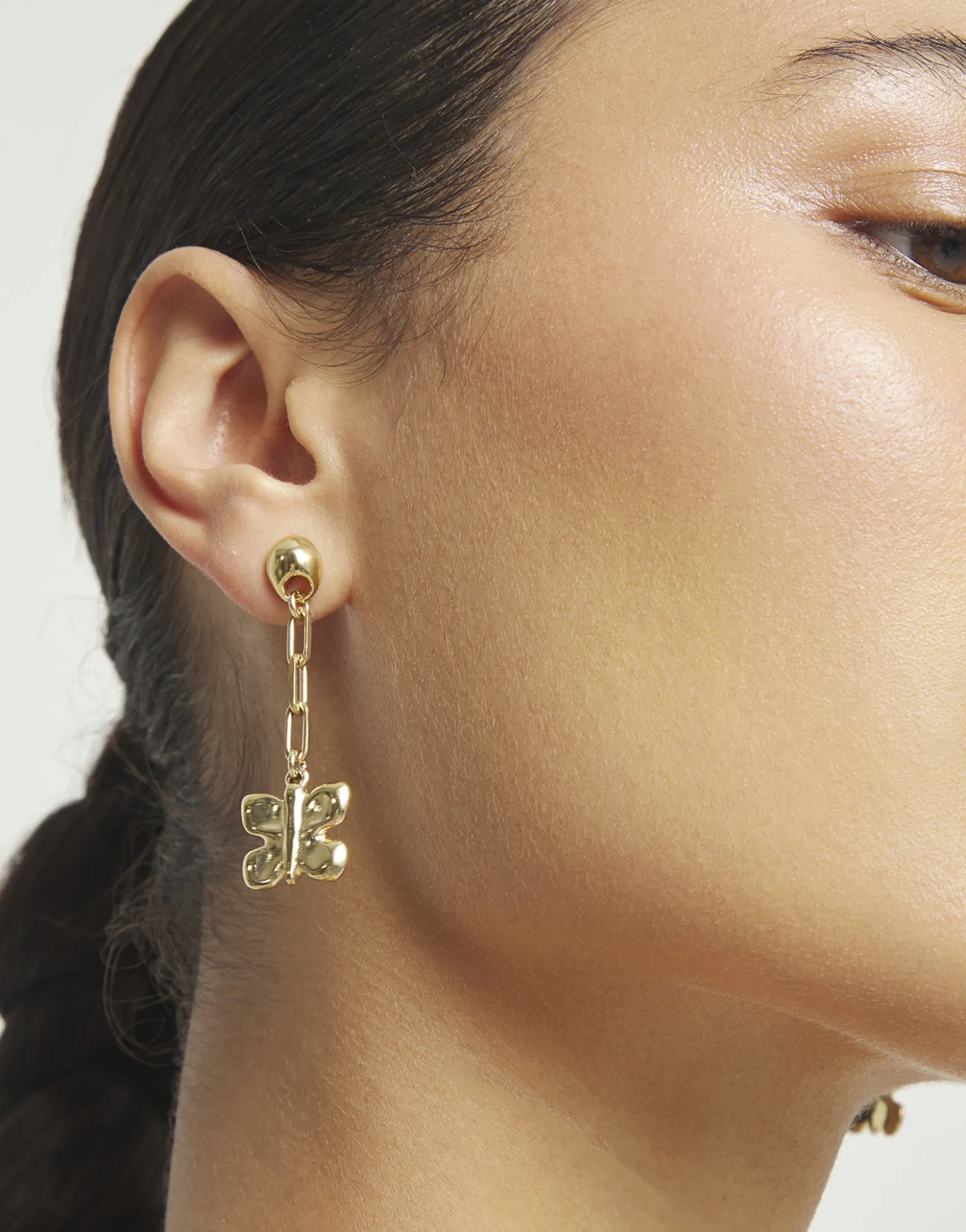 Pendientes largos de aleación de metales bañados en oro 18k en forma de mariposa