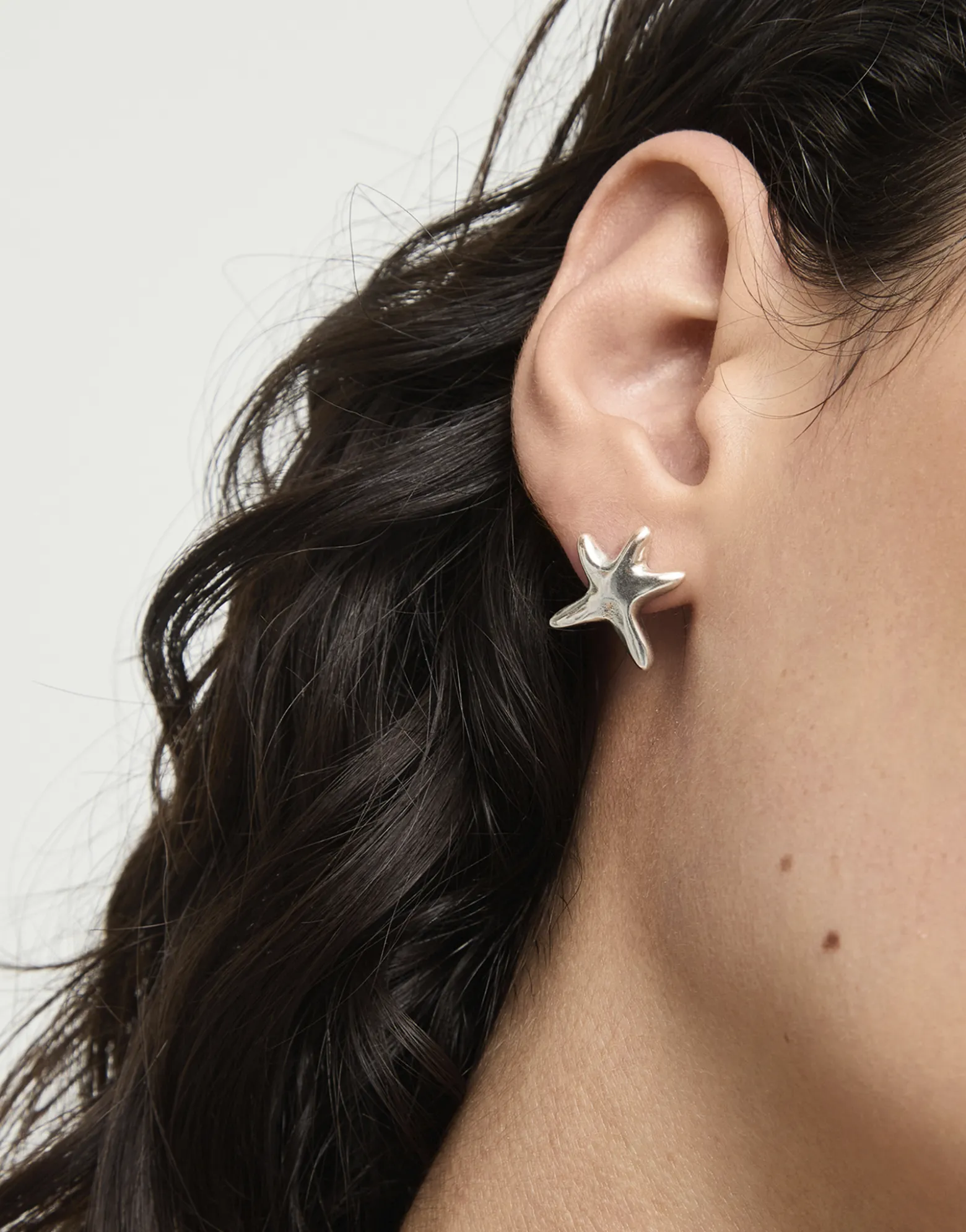 Pendientes pequeños bañados en plata estrellas de mar