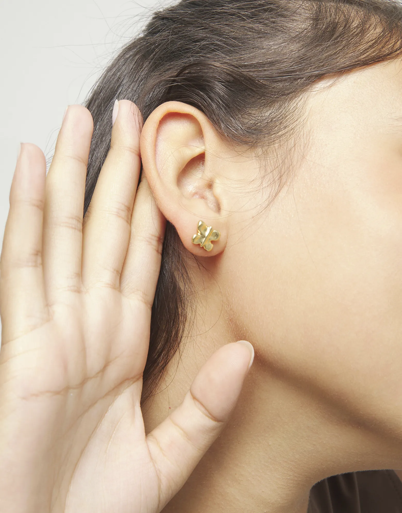 Pendientes pequeños con forma de mariposa bañados en oro 18k