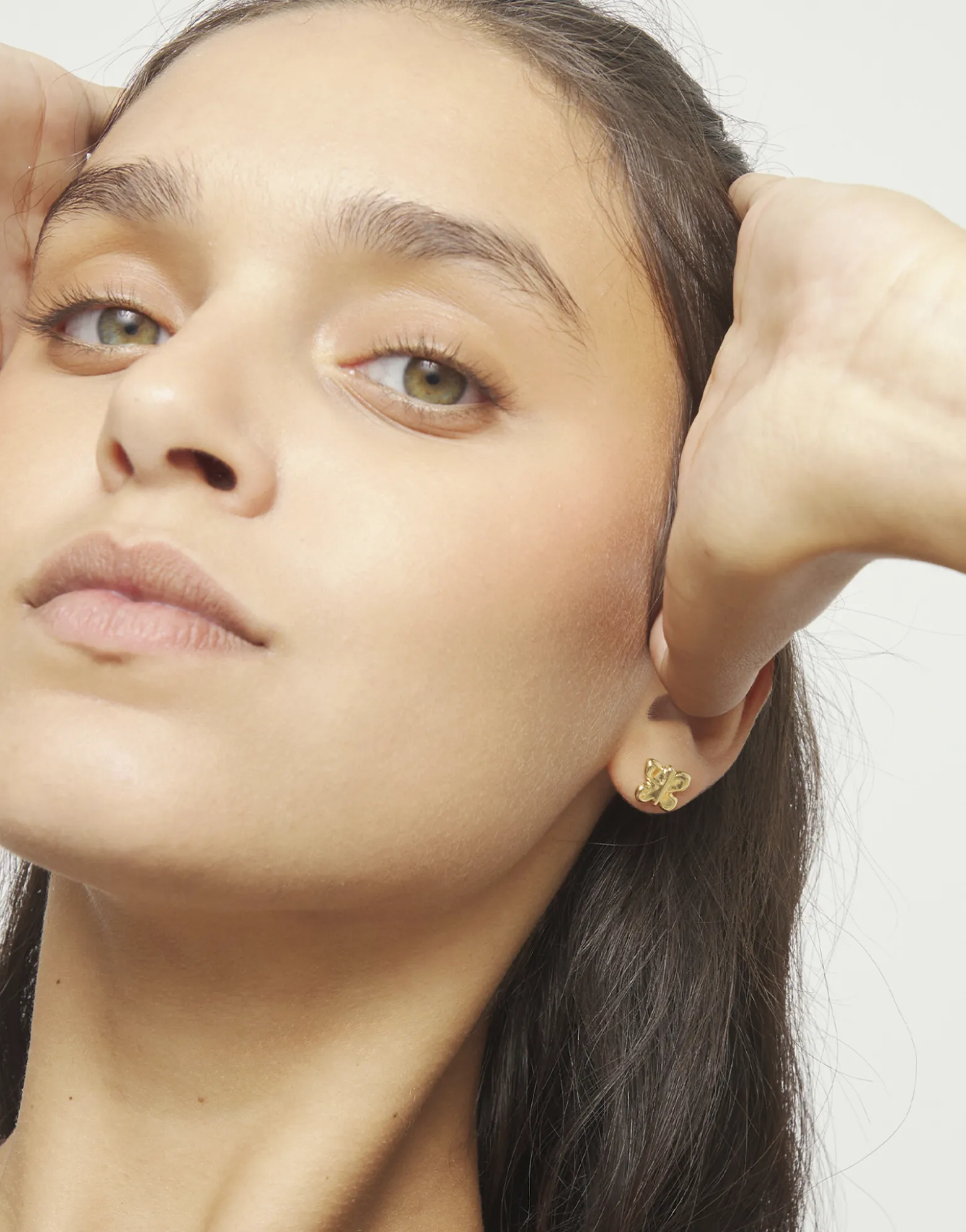 Pendientes pequeños con forma de mariposa bañados en oro 18k