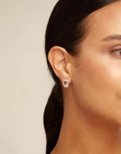 Pendientes stud bañados en plata de ley con forma de óvalo y cristal color gris claro