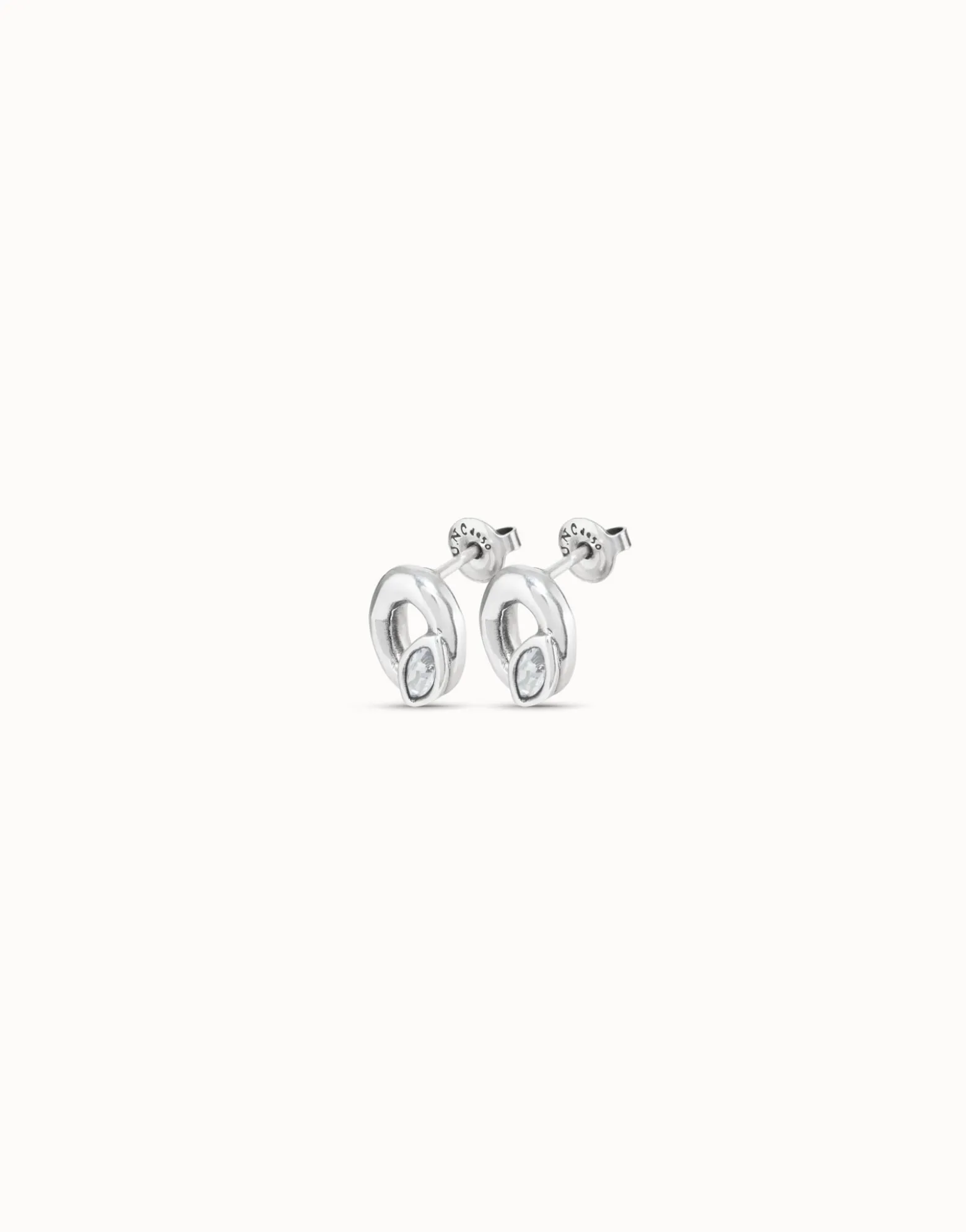 Pendientes stud bañados en plata de ley con forma de óvalo y cristal color gris claro