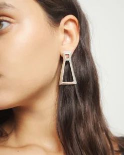 Pendientes triangulares bañados en plata de ley