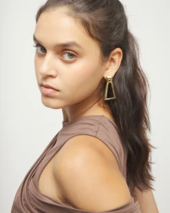 Pendientes triangulares bañados en oro 18k