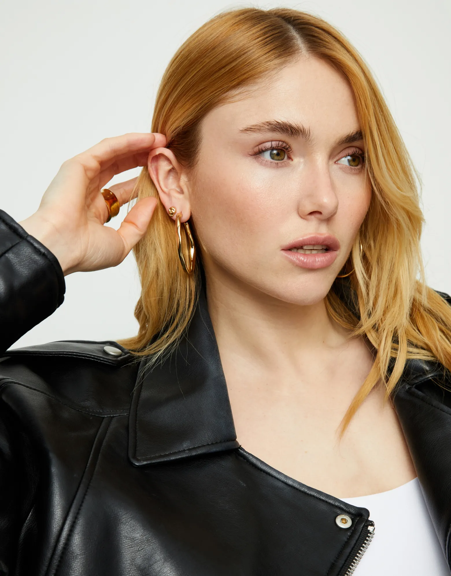 Piercing bañado en oro con forma de calavera