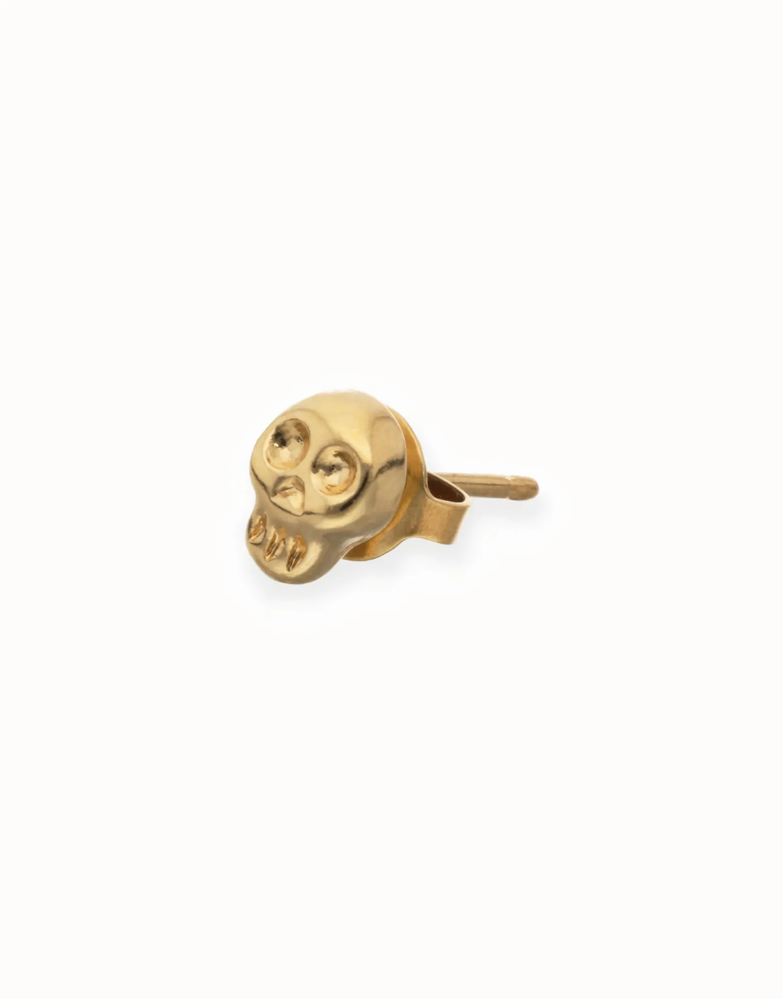 Piercing bañado en oro con forma de calavera