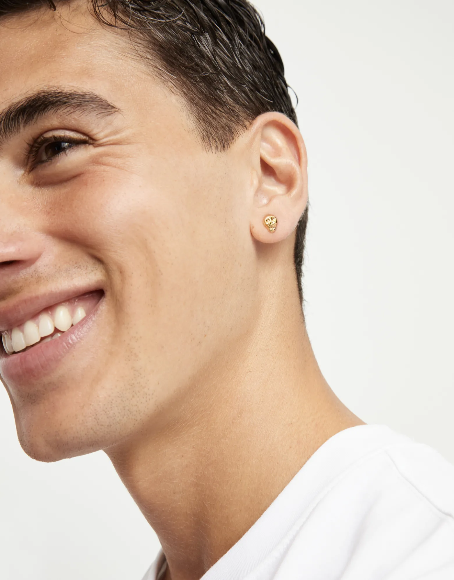 Piercing bañado en oro con forma de calavera