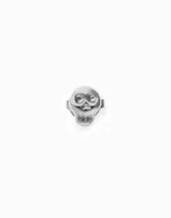 Piercing bañado en plata con forma de calavera