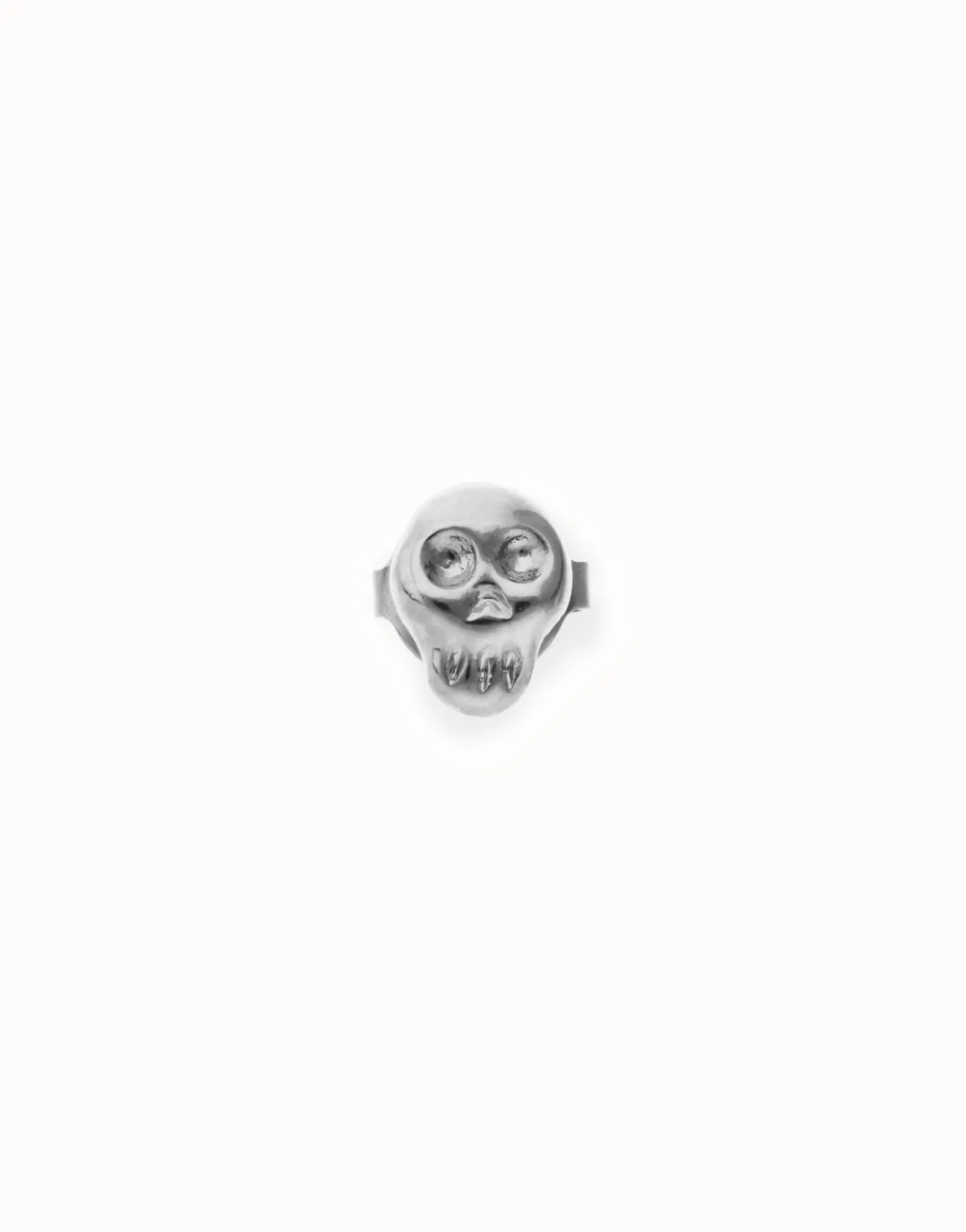 Piercing bañado en plata con forma de calavera