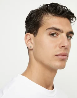 Piercing bañado en plata con forma de calavera