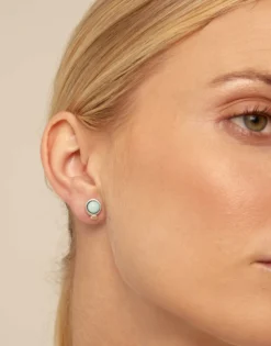Piercing bañado en plata de ley y un cristal azul