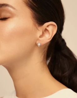Piercing bañado en plata de ley de círculo clavado y perla