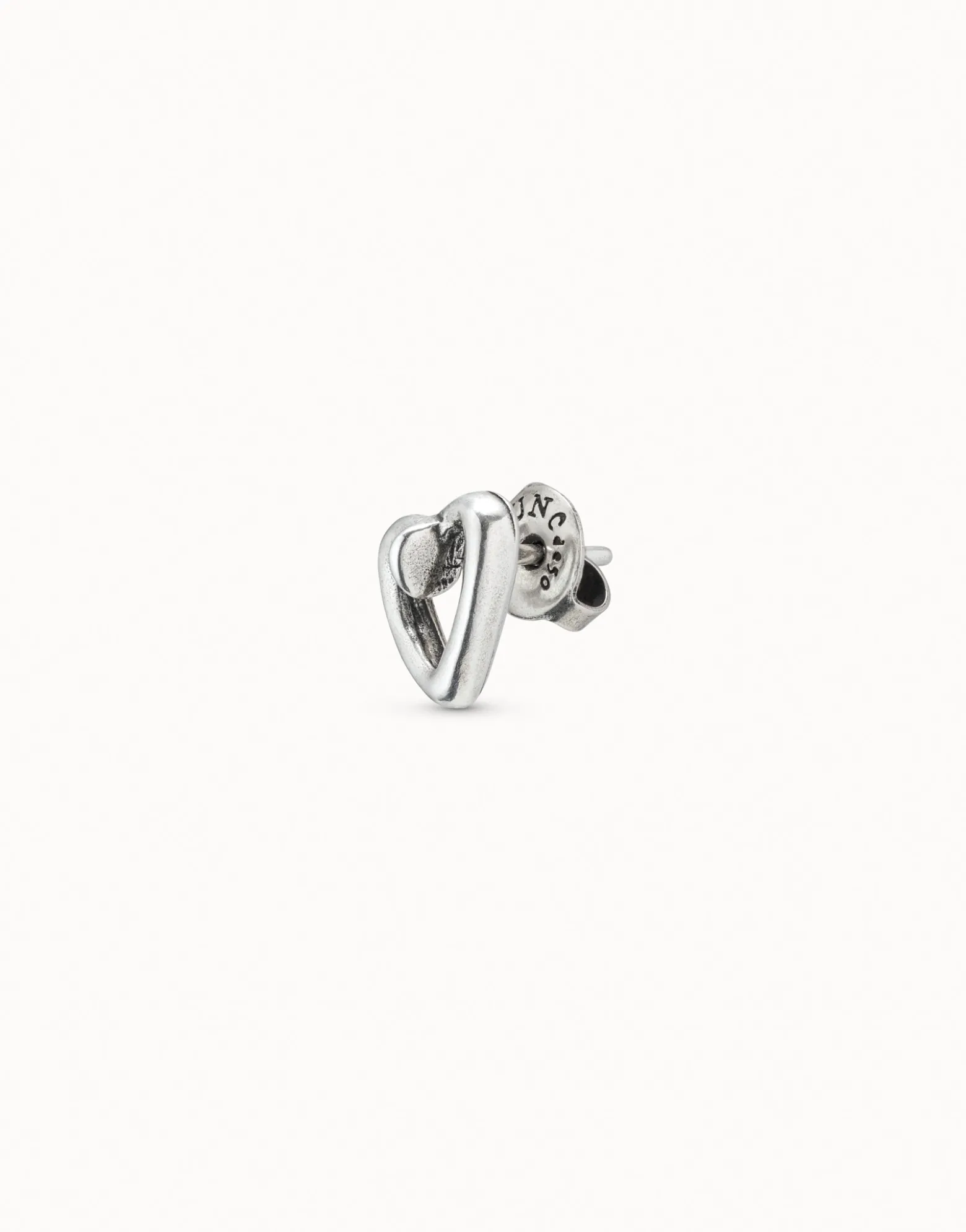 Piercing bañado en plata de ley de ''corazón clavado''